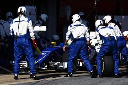 Marcus Ericsson, Sauber C35 practices a pit stop