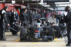 Fernando Alonso, McLaren MP4-31, con i sensori per i rilievi aerodinamici