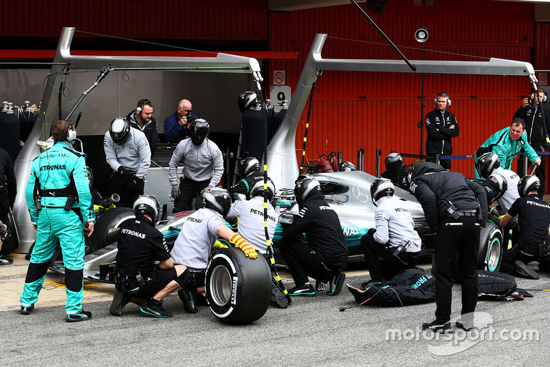Валттері Боттас, Mercedes AMG F1 W08 тренує піт-стопи