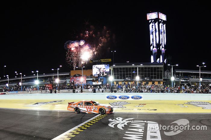 Ganador de la carrera y Campeón 2016 Daniel Suárez, Joe Gibbs Racing Toyota