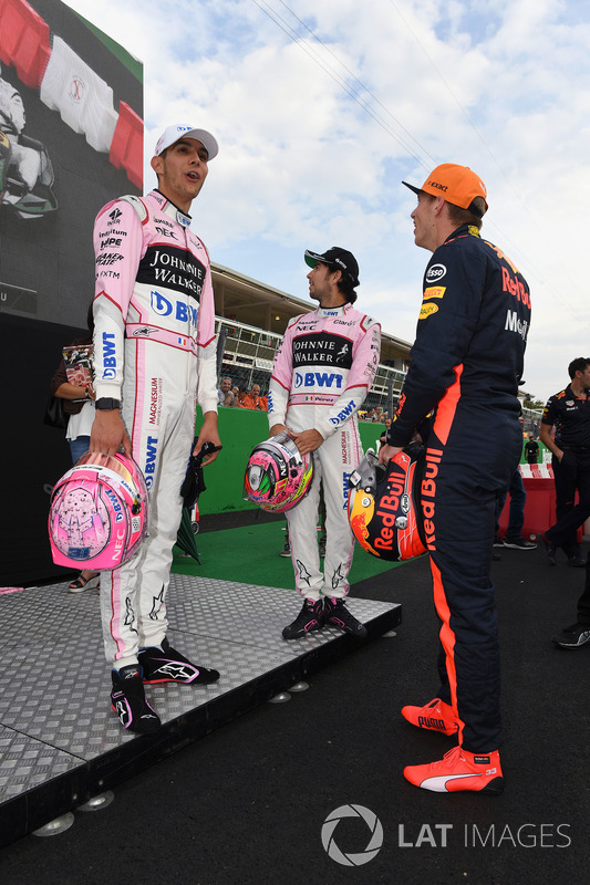 Max Verstappen, Red Bull Racing, Sergio Perez, Sahara Force India and Esteban Ocon, Sahara Force India F1 watch the screen