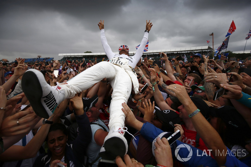 1. Lewis Hamilton, Mercedes AMG F1, mit Fans