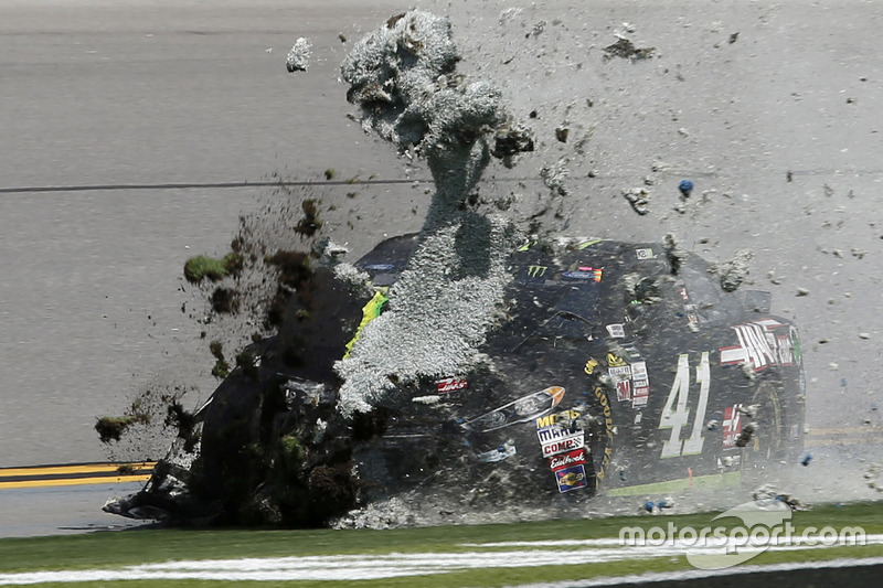 6. Kurt Busch, Stewart-Haas Racing Ford in trouble