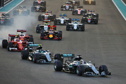 Lewis Hamilton, Mercedes AMG F1 W07 Hybrid führt beim Start zum Rennen