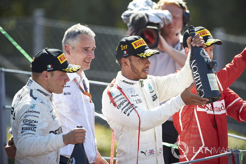 Second place Valtteri Bottas, Mercedes AMG F1, Race winner Third place Lewis Hamilton, Mercedes AMG F1 Sebastian Vettel, Ferrari, their Champagne