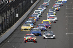 Arrancada: Kyle Busch, Joe Gibbs Racing Toyota Kevin Harvick, Stewart-Haas Racing Ford