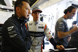 Руководитель программы Honda F1 Юсуке Хасегава и пилот McLaren Стоффель Вандорн