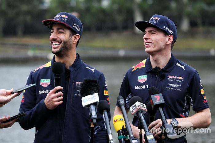 Daniel Ricciardo, Red Bull Racing y Max Verstappen, Red Bull Racing con los medios después de estar en un bote de carreras en el río Yarra