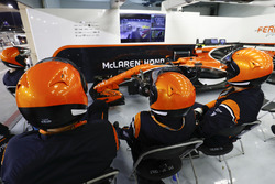 Механіки McLaren дивляться гонку у боксах біля машини Стоффеля Вандорна, McLaren MCL32