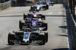 Romain Grosjean, Haas F1 Team VF-17, Daniil Kvyat, Scuderia Toro Rosso STR12, Sergio Perez, Sahara Force India F1 VJM10