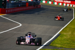 Sergio Perez, Sahara Force India F1 VJM10, Kimi Raikkonen, Ferrari SF70H