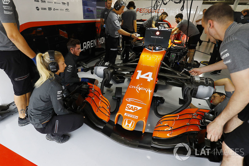 El equipo McLaren trabaja en el coche de Fernando Alonso, McLaren MCL32