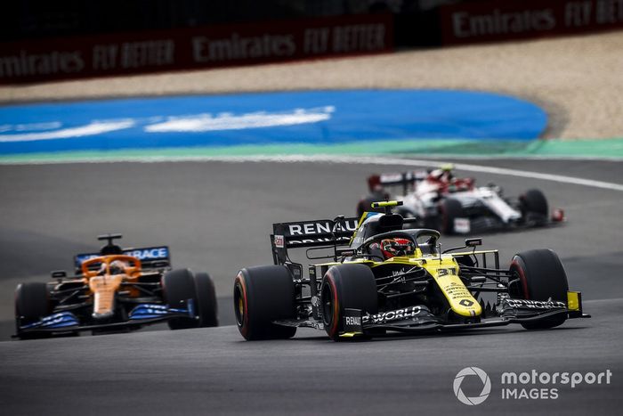 Esteban Ocon, Renault F1 Team R.S.20, Carlos Sainz Jr., McLaren MCL35