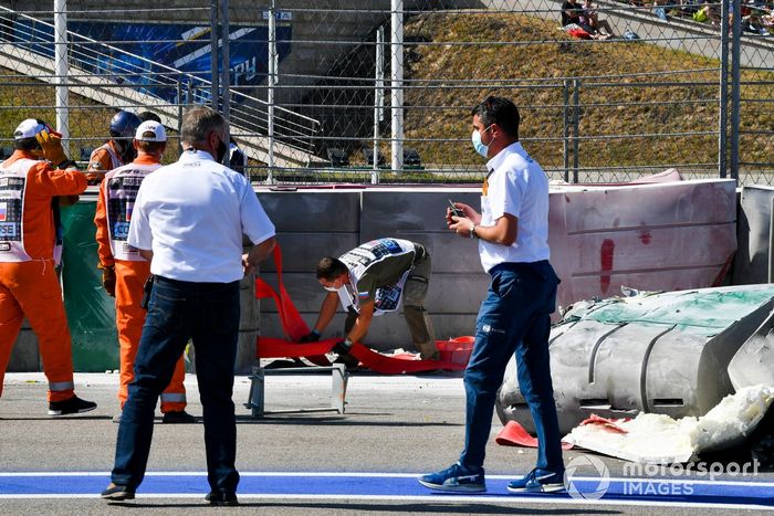 Michael Masi, director de carrera, con los comisarios recuperando el coche de Jack Aitken, Campos Racing, tras su accidente con Luca Ghiotto, Hitech Grand Prix 