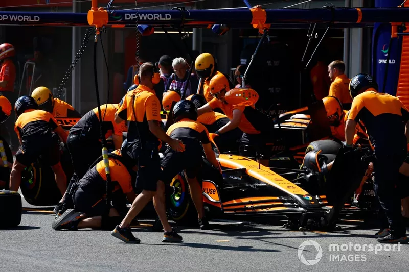 Lando Norris, McLaren MCL38, fait un arrêt au stand pendant les essais.