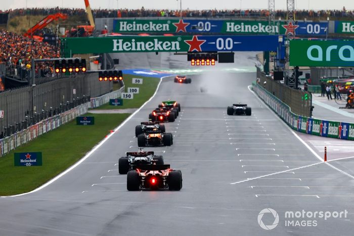 Los pilotos llegan a la parrilla para los procedimientos de salida de los entrenamientos al final de la FP3