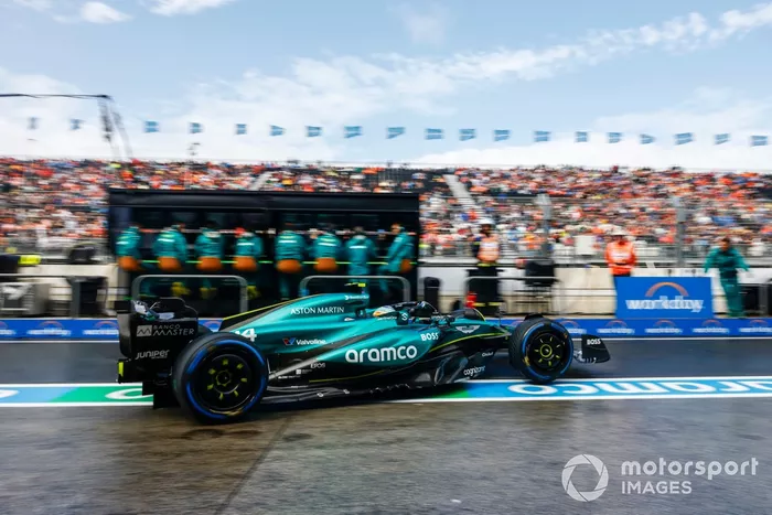 Fernando Alonso, Aston Martin AMR24, sale del garaje