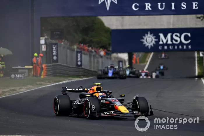 Sergio Pérez, Red Bull Racing RB20, Alex Albon, Williams FW46
