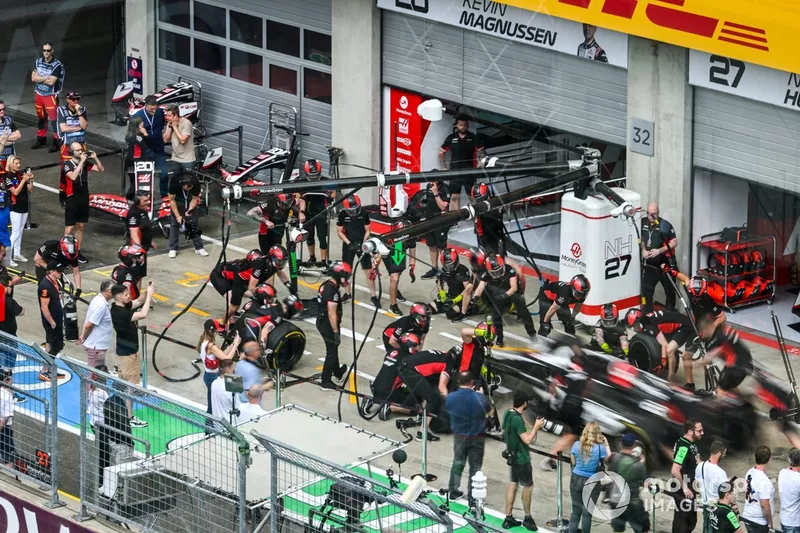 L'équipe Haas effectue un arrêt au stand sur la Haas VF-24 de Kevin Magnussen.