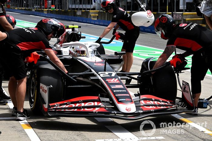 Equipo de boxes de Haas F1 con Nico Hulkenberg, Haas VF-24