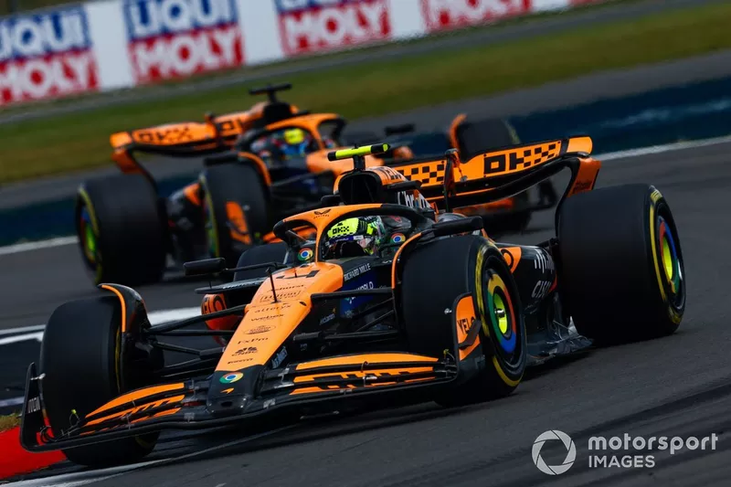 Lando Norris, McLaren MCL38, Oscar Piastri