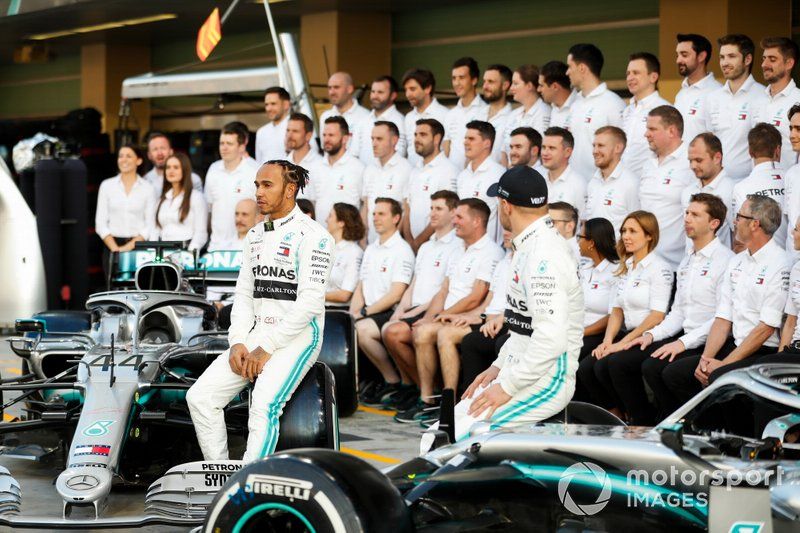 Lewis Hamilton, Mercedes AMG F1 y Valtteri Bottas, Mercedes AMG F1 posan para la foto de grupo 