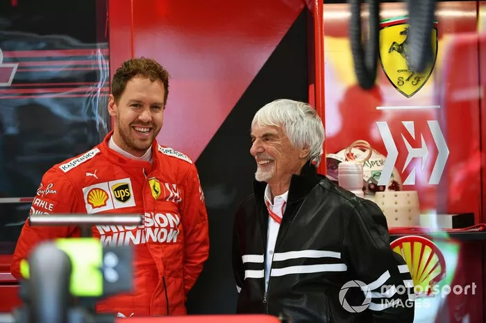 Bernie Ecclestone, Presidente Emiritus de Fórmula 1, en el garaje de Ferrari con Sebastian Vettel, Ferrari