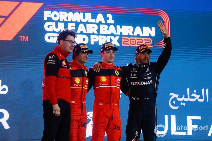 Podio: Mattia Binotto, director del equipo Ferrari, segundo lugar Carlos Sainz Jr., Ferrari, ganador Charles Leclerc, Ferrari, tercer lugar  Lewis Hamilton, Mercedes-AMG