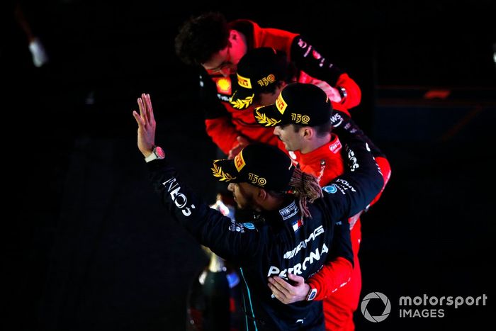 Podio: segundo lugar Carlos Sainz Jr., Ferrari, ganador Charles Leclerc, Ferrari, tercer lugar  Lewis Hamilton, Mercedes-AMG y Mattia Binotto, director del equipo Ferrari