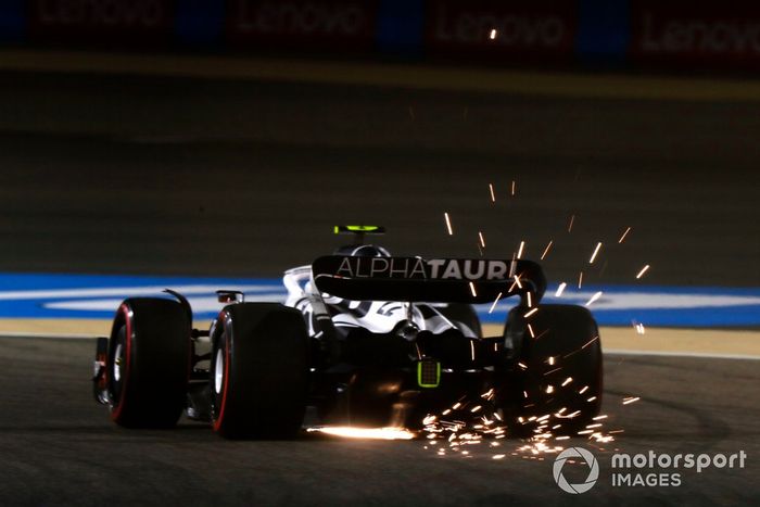 Las chispas salen del coche de Yuki Tsunoda, AlphaTauri AT03
