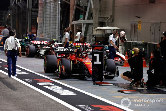 El hombre de la pole Carlos Sainz, Ferrari SF-23, llega al Parc Ferme