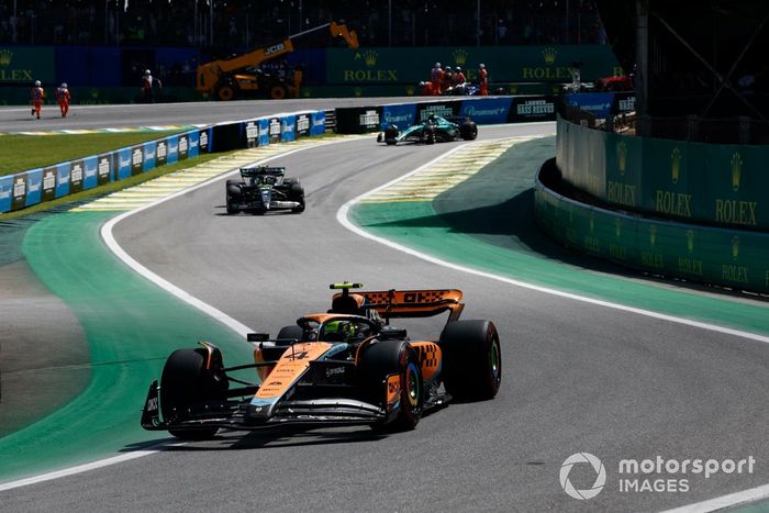 Lando Norris, McLaren MCL60, Lewis Hamilton, Mercedes F1 W14