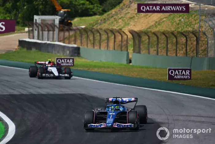 Esteban Ocon, Alpine A523, Yuki Tsunoda, AlphaTauri AT04