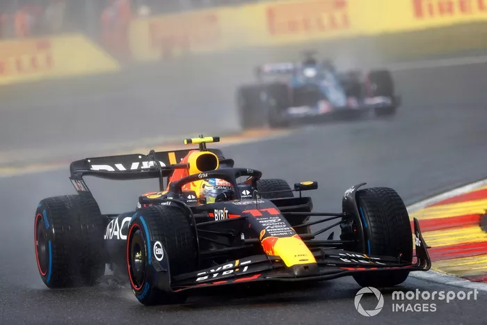 Sergio Pérez, Red Bull Racing RB19, Esteban Ocon, Alpine A523