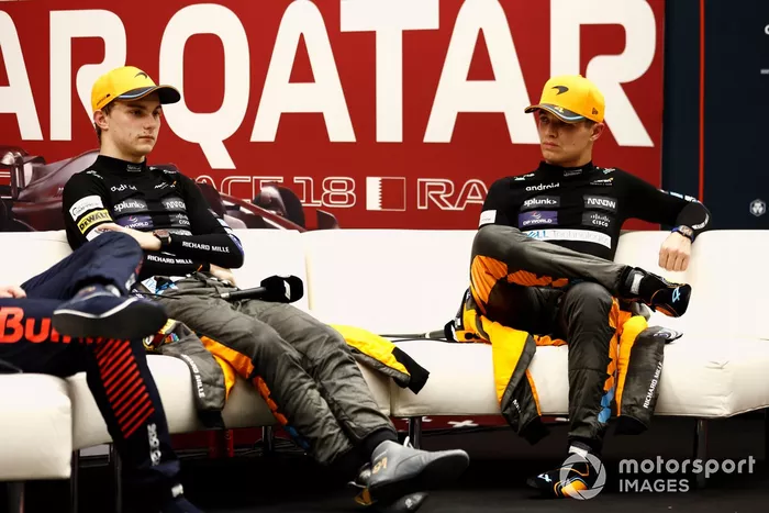 Oscar Piastri, McLaren, 1ª posición, Lando Norris, McLaren, 3ª posición, en la rueda de prensa posterior a la carrera Sprint.