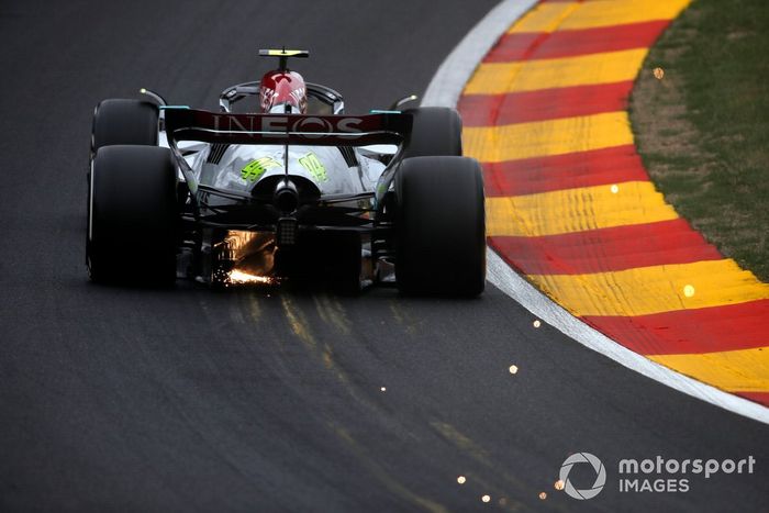 Lewis Hamilton, Mercedes W13, saca chispas