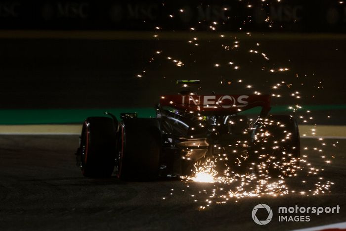Lewis Hamilton, Mercedes F1 W14, echa chispas