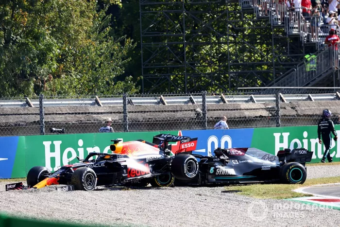 Lewis Hamilton, Mercedes, se aleja de su coche tras chocar con Max Verstappen, Red Bull Racing RB16B