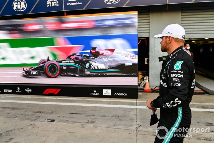Ganador del primer puesto Valtteri Bottas, Mercedes en Parc Ferme