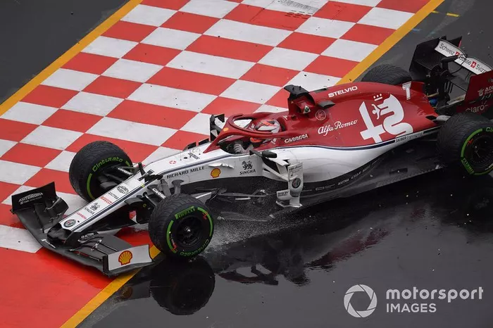 Kimi Raikkonen, Alfa Romeo Racing C38, sale de la grava
