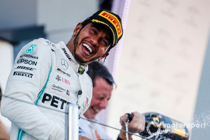 Ademas, batió otro récord de Schumacher, al liderar una carrera por 143ª vez