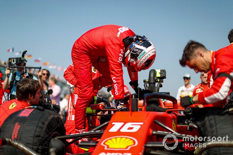 Charles Leclerc, Ferrari, arriva in griglia di partenza