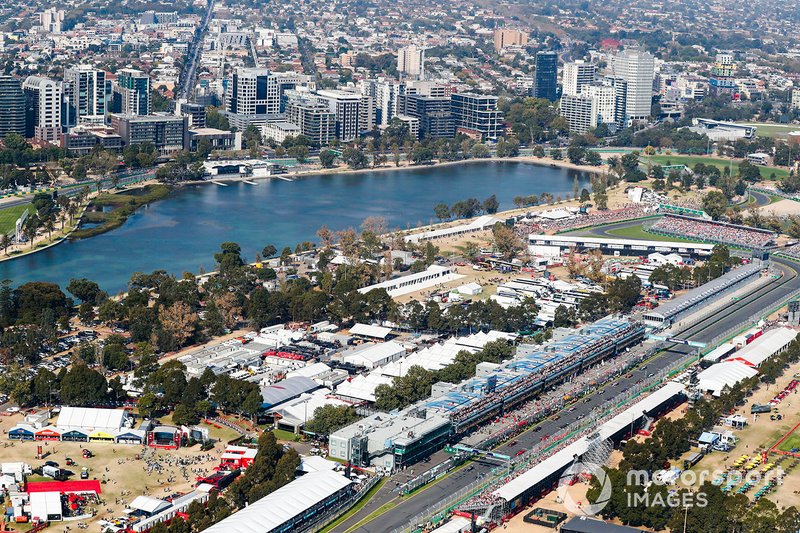 Valtteri Bottas, Mercedes AMG W10 precede Lewis Hamilton, Mercedes AMG F1 W10