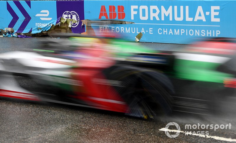 Lucas Di Grassi, Audi Sport ABT Schaeffler, Audi e-tron FE05 passa le barriere danneggiate da Jean-Eric Vergne, DS TECHEETAH, DS E-Tense FE19