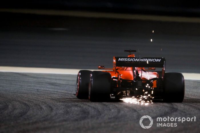 Las chispas vuelan desde la parte trasera del coche de Sebastian Vettel, Ferrari SF90