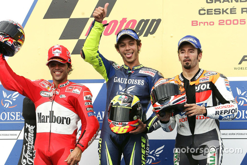 Brno 2005 podio: 1º Valentino Rossi, Yamaha, 2º Loris Capirossi, Ducati, 3º Max Biaggi, Honda