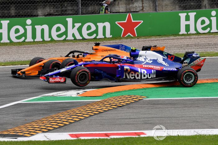 Fernando Alonso, McLaren MCL33 y Pierre Gasly, Scuderia Toro Rosso STR13 pelean