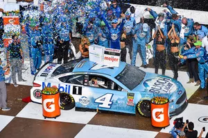 Race winner Kevin Harvick, Stewart-Haas Racing, Ford Fusion Busch Beer