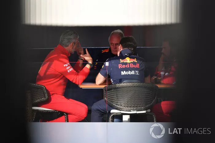 Maurizio Arrivabene, director de Ferrari, Dr Helmut Marko, consultor de Red Bull, Christian Horner, director de Red Bull, y Gino Rosato, Ferrari