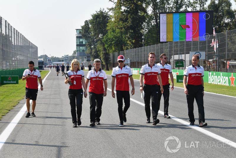Charles Leclerc, Sauber ispeziona il circuito